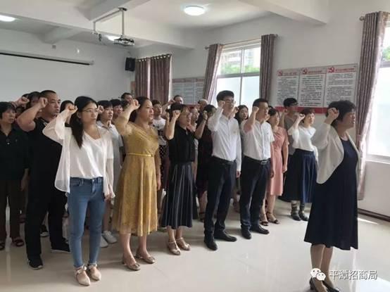 吃瓜群众握手比心,共度欢乐时光