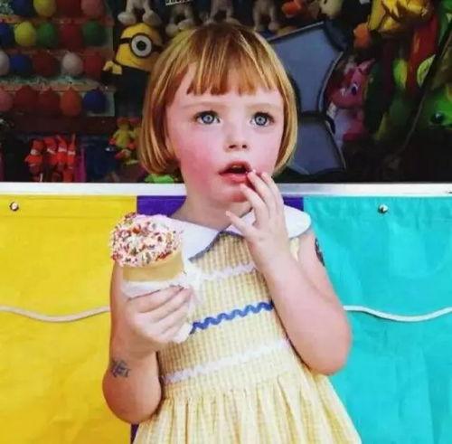 洋娃娃吃瓜头像高清,萌趣横生的视觉盛宴