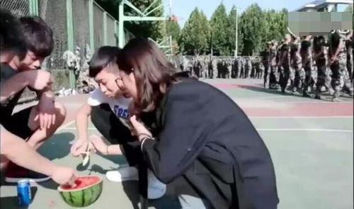 各校军训吃瓜视频,校园生活趣味横生