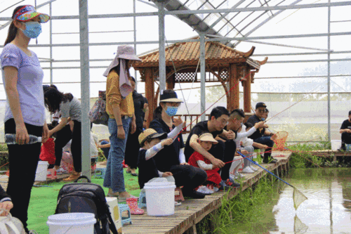 华亭女子吃瓜,揭秘背后真相与网络舆论风暴