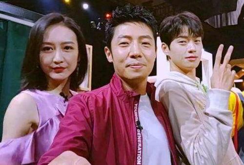 李现吃瓜求婚视频,甜蜜瞬间引网友热议