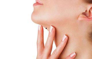 女人吃瓜下巴脱臼了,女子下巴脱臼惊心动魄