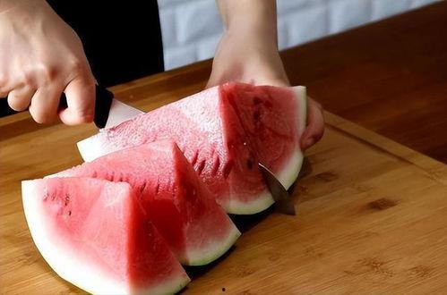 吃瓜嘴巴不舒服,口腔健康需重视