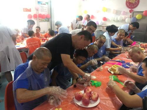 吹气球吃瓜,欢乐无限夏日时光