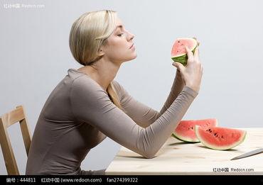 国外美女吃瓜图片高清,国外美女品尝瓜果的迷人瞬间