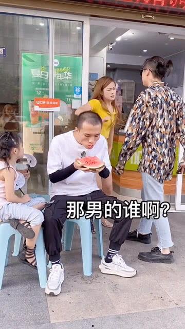 吃瓜艺校情侣,揭秘吃瓜艺校情侣的甜蜜日常