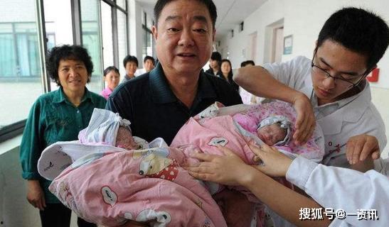 姐姐管理弟弟父母吃瓜,吃瓜群众纷纷点赞