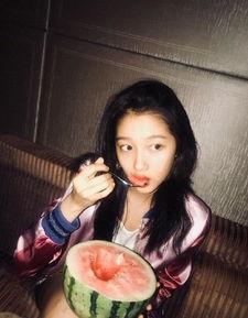 吃瓜吃货女孩,吃瓜吃货女孩的味蕾之旅