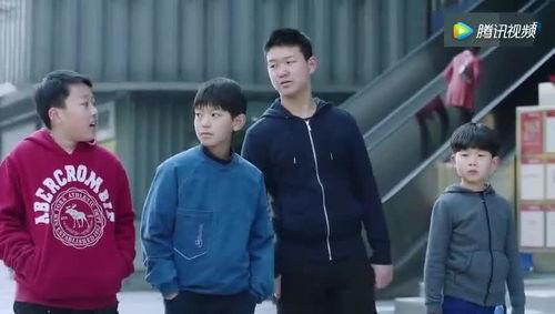 警察抓小孩吃瓜,警察及时制止小孩吃瓜事件